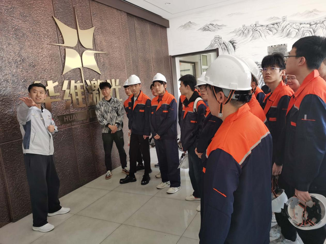 Ang mga guro at mag -aaral mula sa Shenyang University of Technology ay bumisita sa Huawei Laser Equipment Manufacturing Co, Ltd.